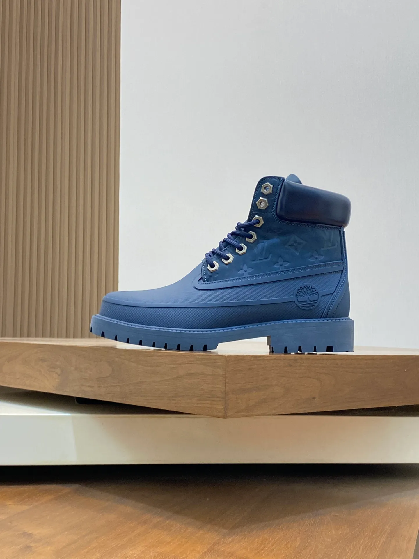 Men's men's shoes💰💰760 top-notch LV x Timberland Timberland co-branded presbyopic rhubarb boots ankle boots short boots, LV x Timberland ankle boots are made of Monogram embossed waterproof nubuck cow leather, relying on the brand's exquisite craftsmanship to carefully reshape the classic Timberland 6-inch boot shape in Italy, making an eye-catching appearance with American workwear style. Created by Pharrell Williams 2025 autumn and winter menswear show. The Monogram embossed tongue, original Timberland laces and outsole are exquisite details, the leather label expresses the cooperation logo, and the delivery counter is exquisitely packaged! Math 39-44 (order 45)
